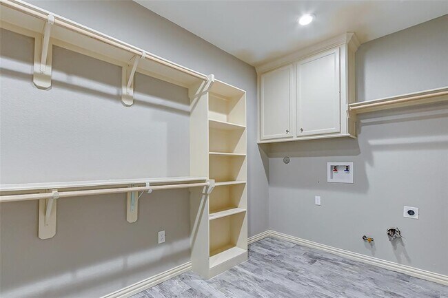 Building Photo - 8020 Bendell Dr