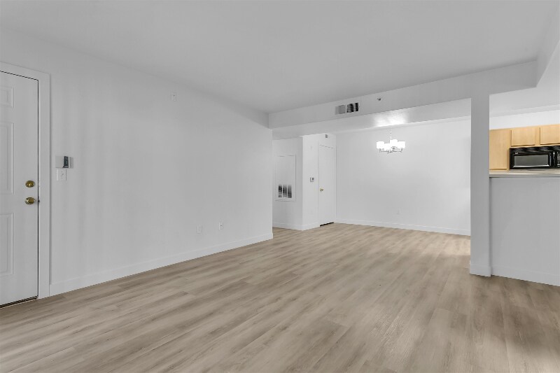Building Photo - 950 Seven Hills Dr