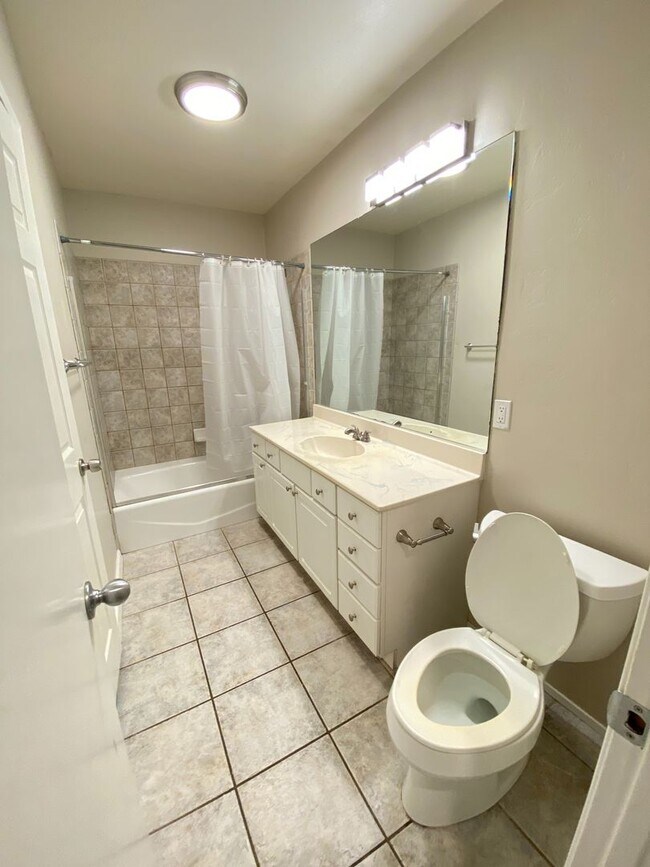 Building Photo - 7BD/4BA, Two Kitchens!