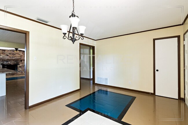 Building Photo - Beautiful Renovated 3 Bedroom/1 Bathroom H...