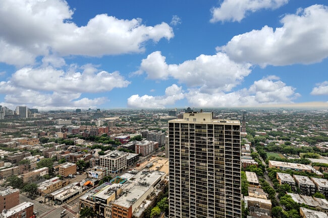 Building Photo - 1660 N La Salle Dr