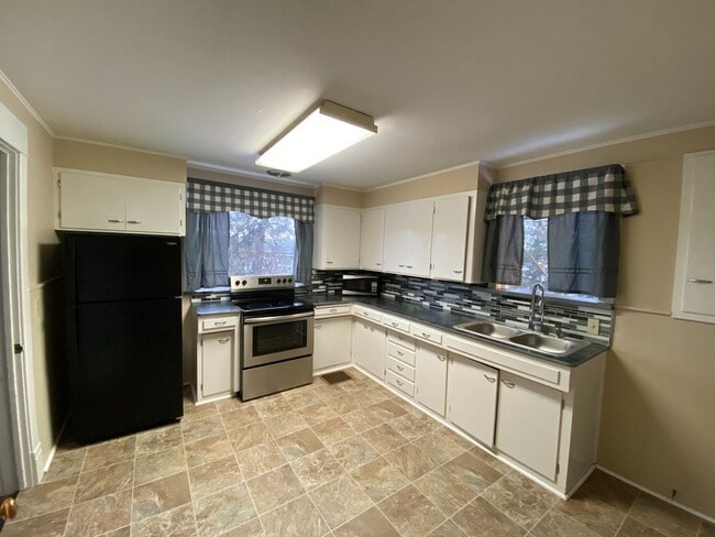 Building Photo - 2028 W 9th Ave