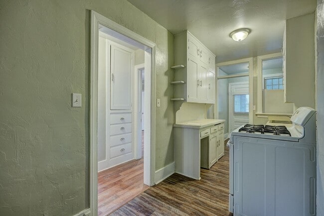 Building Photo - Exquisite 1 Bedroom Brownstone Apartment Steps Away from The Plaza District!
