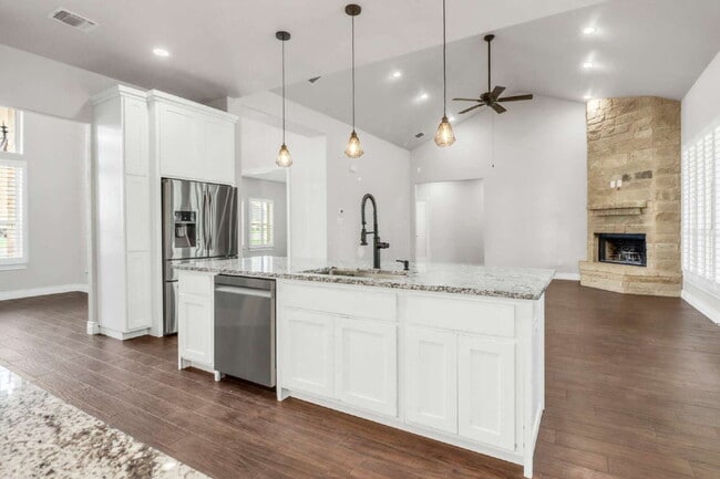 Building Photo - "Charming 4-Bed Oasis with Granite Touches & Cozy Fireplace in Floresville!"