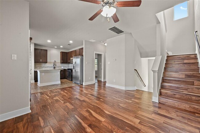 Building Photo - 1504 Lorraine Loop