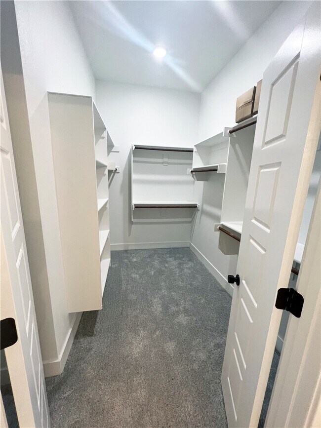 Building Photo - 6304 SW Luna Ln