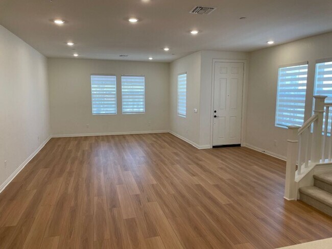 Building Photo - Newer Condo Over 2000 sq feet in Ontario
