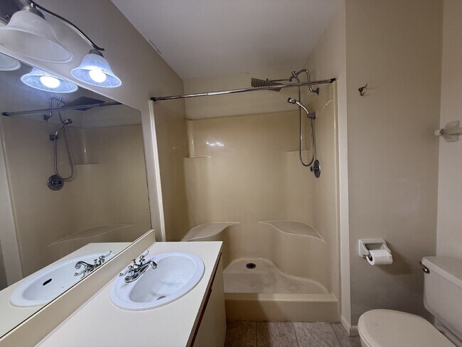 Building Photo - Spacious 2BR/2BA Condo with Vaulted Ceilin...