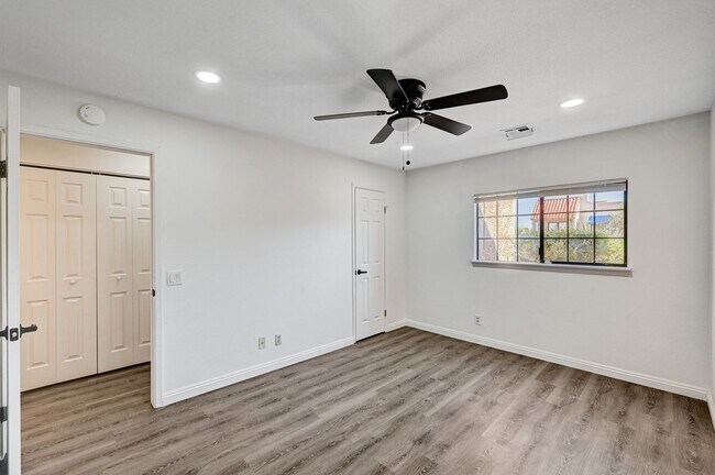 Building Photo - Clean and Ready to Move-in