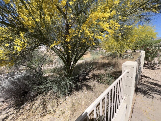 Building Photo - Beautiful eastside location