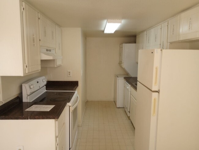 Building Photo - 2 bed, 1 Bath, 900 sqft with washer/dryer ...