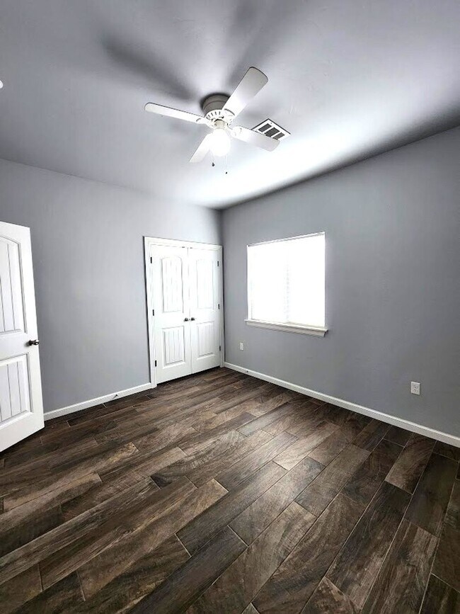 Building Photo - Campbell St Duplex