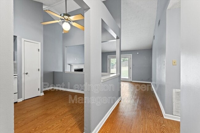 Building Photo - 3340 Featherston Dr