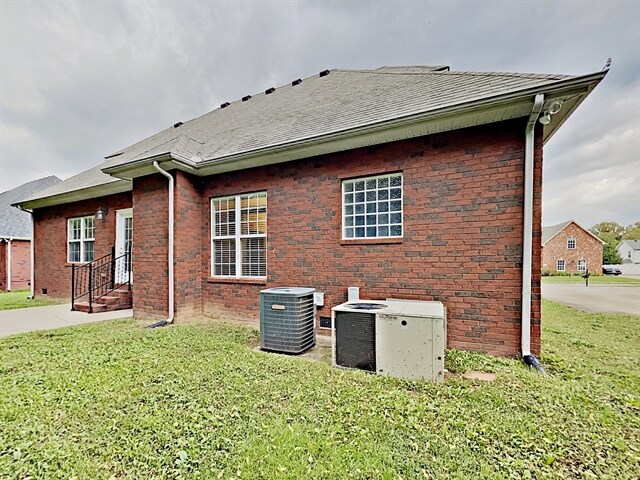 Building Photo - 447 Titans Cir