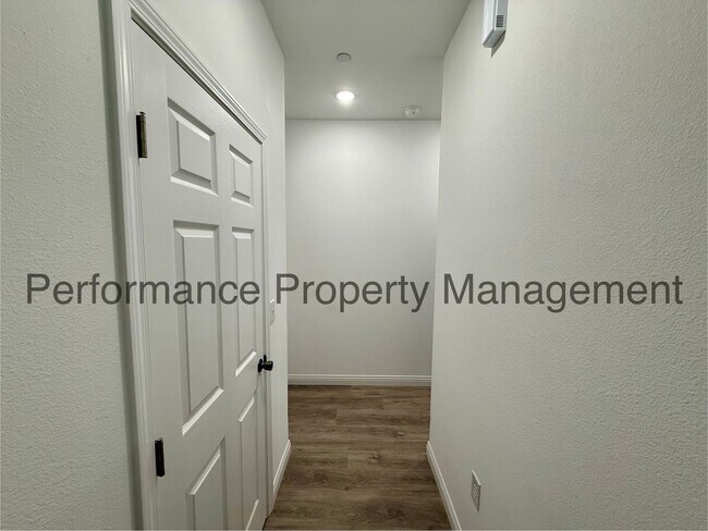 Building Photo - Modern 4 Bed/2 Bath E Bakersfield Home w/ RBP & Security Deposit Alternative Option