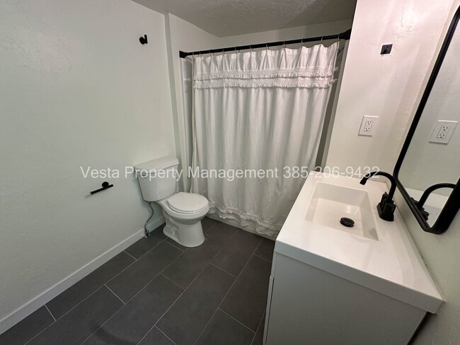 Building Photo - 2538 Orchard Ave