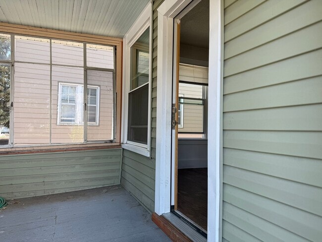Building Photo - 131 Broadwater Ave
