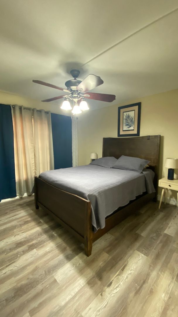 Building Photo - Charming 2/2 Seasonal Rental in Sarasota –...