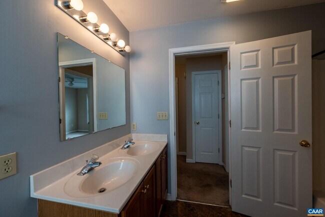 Building Photo - 497 Sunset Dr