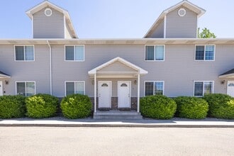 Building Photo - CALL TYE DIRECTLY FOR SHOWINGS AND APPLICATION DETAILS 208-313-6062. 2 Bed -1.5 Bath townhome in ...