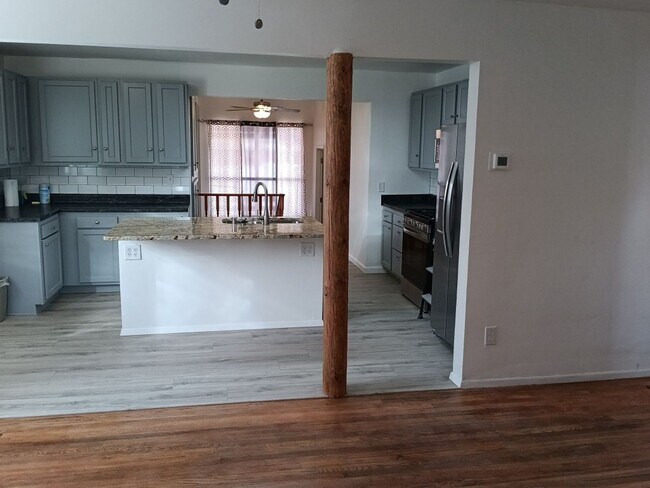 Building Photo - Charming 3-bedroom, 2-bathroom! Showings available NOW! New appliances! SPECIAL!!