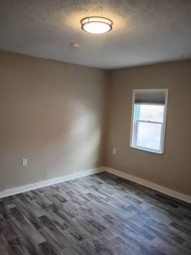 Building Photo - Charming 3 - Bedroom Property in Prime Location