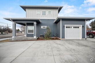 Building Photo - Introducing a Stunning 3 bedroom New Duple...