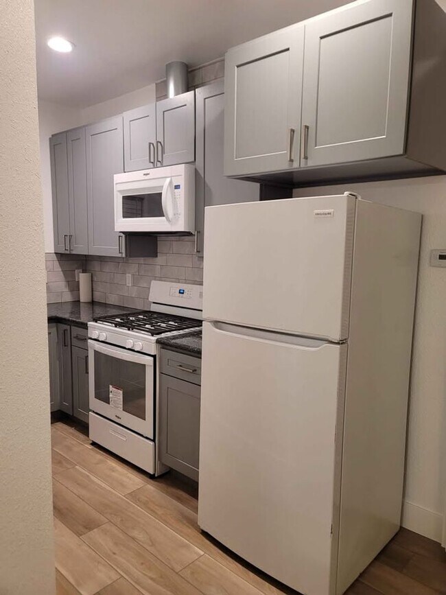 Building Photo - Newer Furnished Northwest ADU