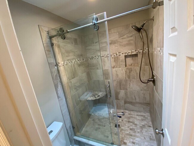 Building Photo - 654 Tara Ln