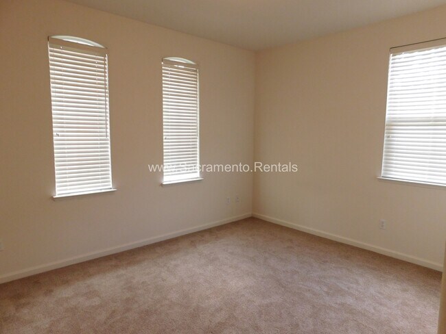 Building Photo - Spacious Elk Grove 3bd/2ba House with 2 Ca...