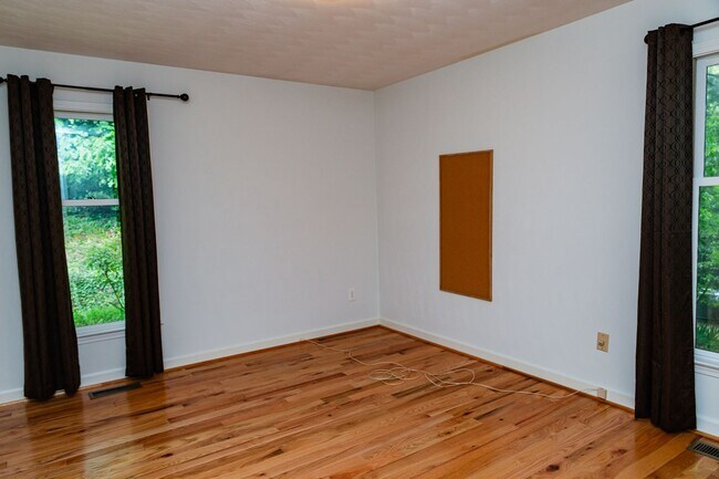 Building Photo - New Listing!