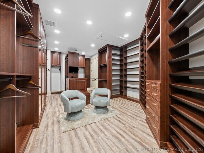 Building Photo - 639 Middle River Dr
