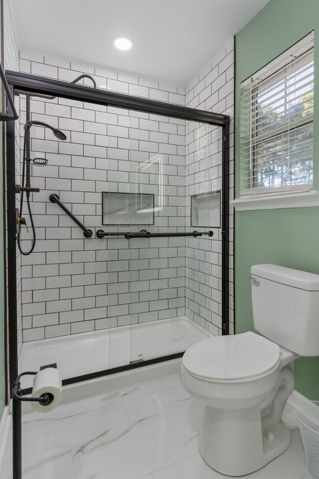 Building Photo - Delightful 3-bedroom, 2-bathroom home loca...