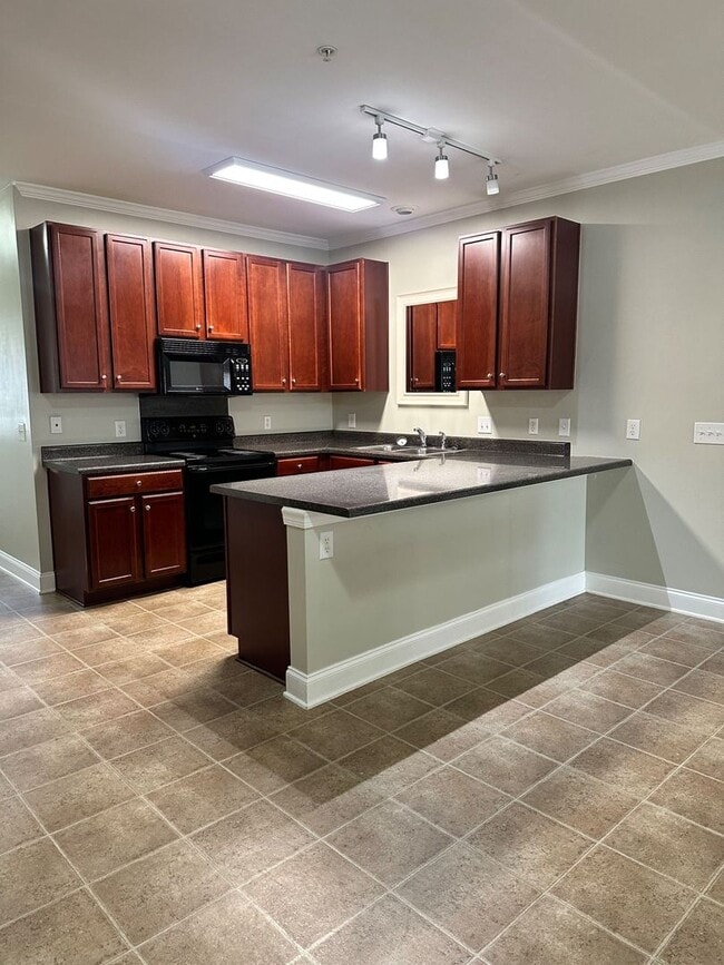 Building Photo - Available now! Lake-area living, 2 Bedroom Apartment