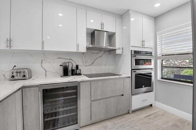 Building Photo - 9299 Vista Del Lago