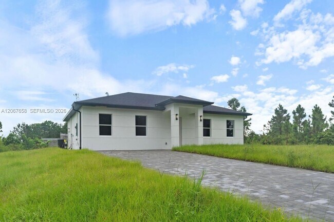 Building Photo - 710 Peacock Ave
