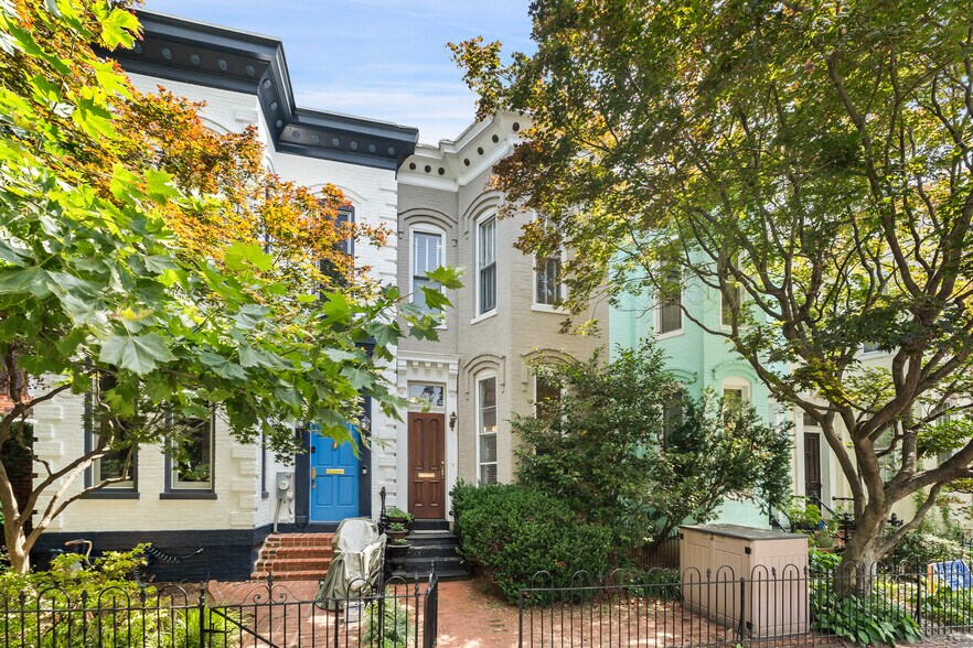 Building Photo - 627 A St SE
