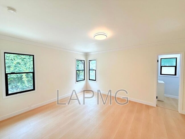 Building Photo - 6130 Whitsett Ave