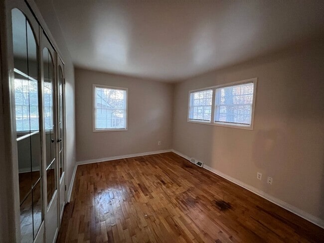 Building Photo - 4 bedroom home in Lowell Schools!