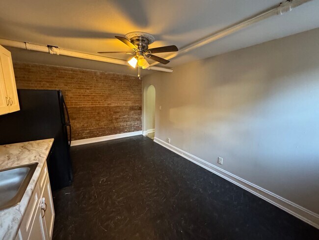 Building Photo - 2773 Hampshire-Unit 3