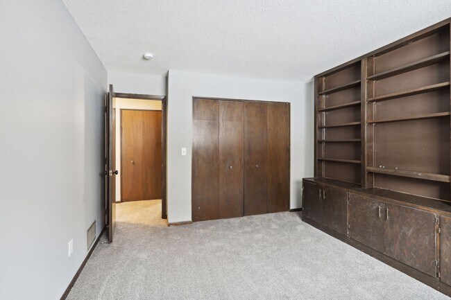 Building Photo - Lovely 4BR 2BA Townhome in Coon Rapids
