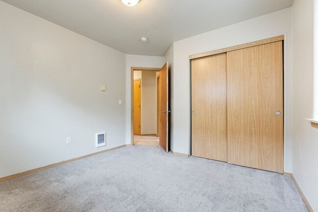 Building Photo - 4 bed, 2.5 bathroom House available