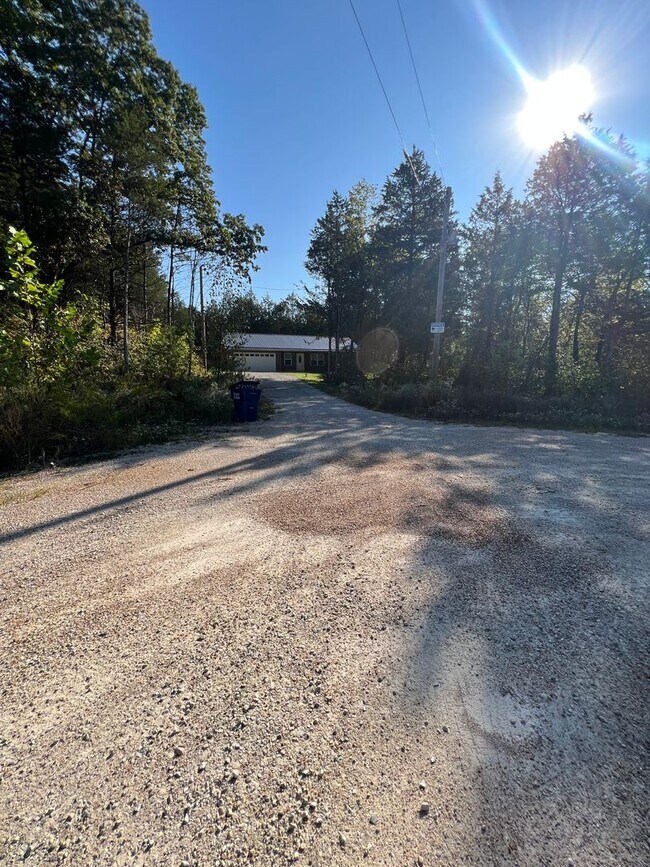 Building Photo - Home on 5 Acres
