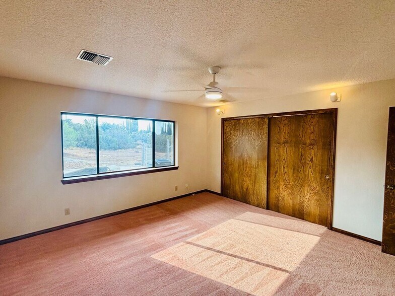 Building Photo - 527 Westlake Dr