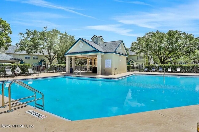 Building Photo - 13703 Richmond Park Dr N