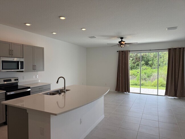 Building Photo - 3 Bedroom 2.5 Bath Townhouse W/1 Car garag...
