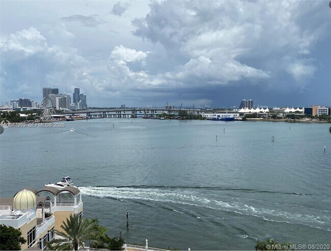 Building Photo - 808 Brickell Key Dr