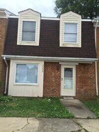 Building Photo - Three Bedroom 1.5 Bath Townhouse in Wester...