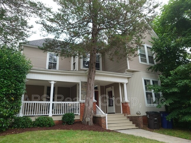 Building Photo - 301 N Spring St