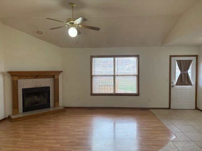 Building Photo - PRE-LEASING! 3 Bedroom in Battlefield